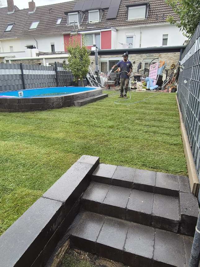 Gemauerte Poolumrandung mit neuen Steinstufen und Rollrasen